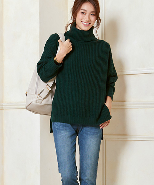 Pierrot(ピエロ)の「サイドスリット入り タートルネック ニット プルオーバー(ニット/セーター・レディース・ボルドー/ブラック/オフホワイト/杢グレー/ダークグリーン・L/M)」の1枚目の写真