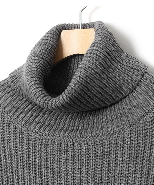 Pierrot(ピエロ)の「サイドスリット入り タートルネック ニット プルオーバー(ニット/セーター・レディース・ボルドー/ブラック/オフホワイト/杢グレー/ダークグリーン・L/M)」の7枚目の写真
