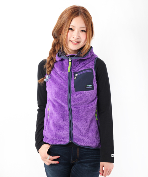 X-girl（エックスガール）の「FLUFFY VEST（ベスト・レディース・ブラック/ベージュ/パープル/ピンク/マルチ・1/2）」の3枚目の写真