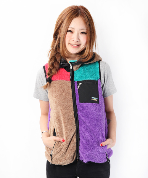 X-girl（エックスガール）の「FLUFFY VEST（ベスト・レディース・ブラック/ベージュ/パープル/ピンク/マルチ・1/2）」の5枚目の写真