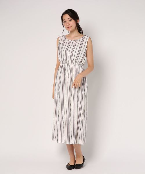 Pierrot（ピエロ）の「4typeの柄から選べる ブラウジングノースリーブ ロングワンピース　リゾート マキシワンピース 袖なし（ワンピース・レディース・ホワイト系その他/ブルー系その他/ブラック系その他/ホワイト系その他3/ブルー系その他2/ブルー系その他3/ホワイト系その他2/ブラック系その他2/ブラック系その他3/ベージュ系その他・L/M）」の13枚目の写真