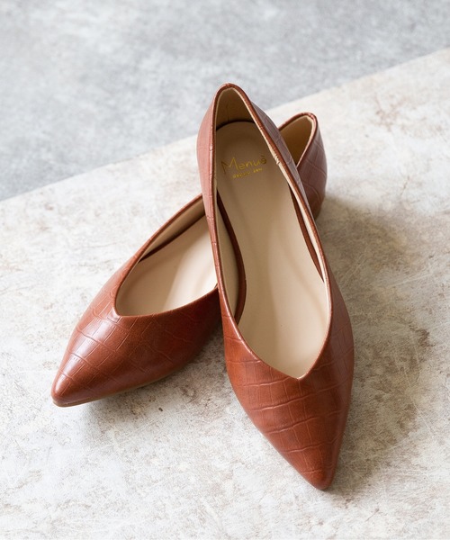 welleg（ウェレッグ）の「ポインテッドトゥ Vカットデザイン ローヒール パンプス（パンプス・レディース・グレイッシュベージュ/シルバー/ブラック系その他/チェック/マジェンタ/ベージュ系その他/ホワイト/イエロー/レオパード/ブルー/ライトグレー/ブラック/カーキ/ブラック系その他2/ブラウン系その他/チャコールグレー/ブラウン/グリーン/その他/ナチュラル/キャメル・25.5cm/26.0cm/25.0cm/24.0cm/24.5cm/23.5cm/21.5cm/23.0cm/22.5cm/22.0cm/21.0cm/26.5cm）」の8枚目の写真