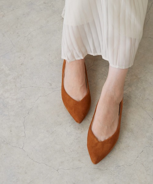 welleg（ウェレッグ）の「ポインテッドトゥ Vカットデザイン ローヒール パンプス（パンプス・レディース・グレイッシュベージュ/シルバー/ブラック系その他/チェック/マジェンタ/ベージュ系その他/ホワイト/イエロー/レオパード/ブルー/ライトグレー/ブラック/カーキ/ブラック系その他2/ブラウン系その他/チャコールグレー/ブラウン/グリーン/その他/ナチュラル/キャメル・25.5cm/26.0cm/25.0cm/24.0cm/24.5cm/23.5cm/21.5cm/23.0cm/22.5cm/22.0cm/21.0cm/26.5cm）」の16枚目の写真