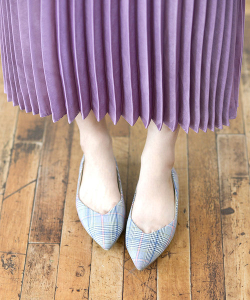 welleg（ウェレッグ）の「ポインテッドトゥ Vカットデザイン ローヒール パンプス（パンプス・レディース・グレイッシュベージュ/シルバー/ブラック系その他/チェック/マジェンタ/ベージュ系その他/ホワイト/イエロー/レオパード/ブルー/ライトグレー/ブラック/カーキ/ブラック系その他2/ブラウン系その他/チャコールグレー/ブラウン/グリーン/その他/ナチュラル/キャメル・25.5cm/26.0cm/25.0cm/24.0cm/24.5cm/23.5cm/21.5cm/23.0cm/22.5cm/22.0cm/21.0cm/26.5cm）」の21枚目の写真