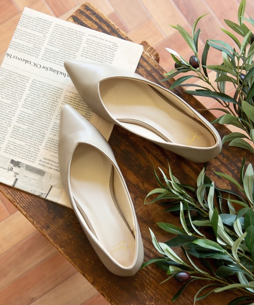 welleg（ウェレッグ）の「ポインテッドトゥ Vカットデザイン ローヒール パンプス（パンプス・レディース・グレイッシュベージュ/シルバー/ブラック系その他/チェック/マジェンタ/ベージュ系その他/ホワイト/イエロー/レオパード/ブルー/ライトグレー/ブラック/カーキ/ブラック系その他2/ブラウン系その他/チャコールグレー/ブラウン/グリーン/その他/ナチュラル/キャメル・25.5cm/26.0cm/25.0cm/24.0cm/24.5cm/23.5cm/21.5cm/23.0cm/22.5cm/22.0cm/21.0cm/26.5cm）」の11枚目の写真