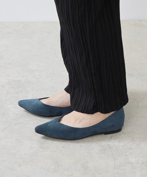 welleg（ウェレッグ）の「ポインテッドトゥ Vカットデザイン ローヒール パンプス（パンプス・レディース・グレイッシュベージュ/シルバー/ブラック系その他/チェック/マジェンタ/ベージュ系その他/ホワイト/イエロー/レオパード/ブルー/ライトグレー/ブラック/カーキ/ブラック系その他2/ブラウン系その他/チャコールグレー/ブラウン/グリーン/その他/ナチュラル/キャメル・25.5cm/26.0cm/25.0cm/24.0cm/24.5cm/23.5cm/21.5cm/23.0cm/22.5cm/22.0cm/21.0cm/26.5cm）」の14枚目の写真