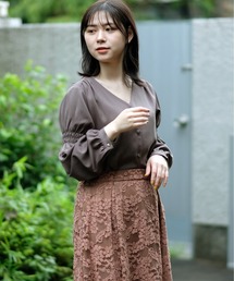 Vネックシャーリングブラウス