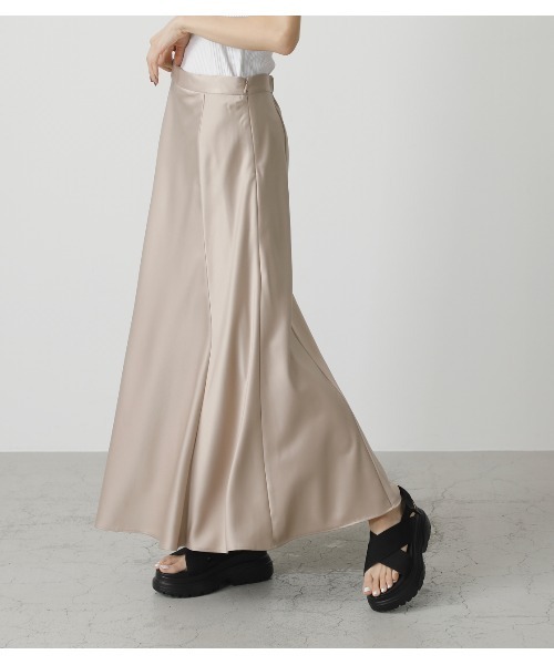 AZUL by moussy(アズールバイマウジー)の「SATIN NARROW SKIRT/サテンナロースカート(スカート・レディース・ベージュ/カーキ・SMALL/MEDIUM)」の3枚目の写真