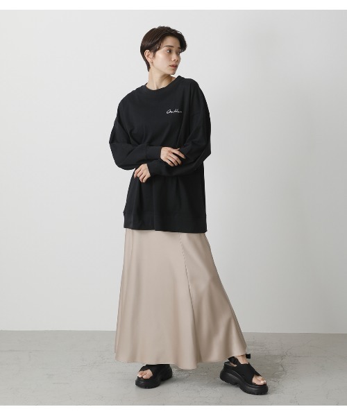 AZUL by moussy(アズールバイマウジー)の「SATIN NARROW SKIRT/サテンナロースカート(スカート・レディース・ベージュ/カーキ・SMALL/MEDIUM)」の4枚目の写真