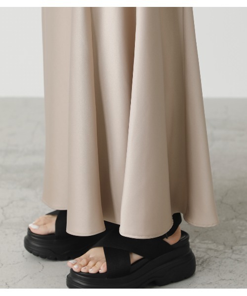 AZUL by moussy(アズールバイマウジー)の「SATIN NARROW SKIRT/サテンナロースカート(スカート・レディース・ベージュ/カーキ・SMALL/MEDIUM)」の11枚目の写真