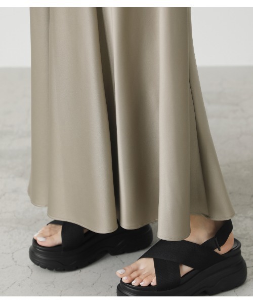 AZUL by moussy(アズールバイマウジー)の「SATIN NARROW SKIRT/サテンナロースカート(スカート・レディース・ベージュ/カーキ・SMALL/MEDIUM)」の20枚目の写真