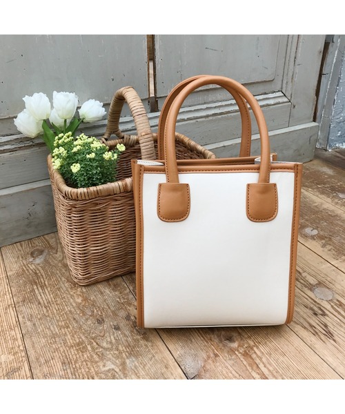 INGNI(イング)の「パイピングスクエアショルダーバッグ(ショルダーバッグ・レディース・アイボリー系4/ホワイト系2・ONE SIZE)」の1枚目の写真