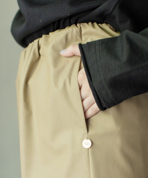 MARECHAL TERRE（マルシャルテル）の「フェイクレザーワイドギャザーパンツ（その他パンツ・レディース・ブラック/ベージュ/セージグリーン/モカ・SMALL/MEDIUM/LARGE）」の6枚目の写真