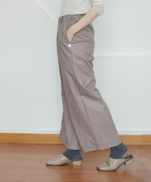 MARECHAL TERRE（マルシャルテル）の「フェイクレザーワイドギャザーパンツ（その他パンツ・レディース・ブラック/ベージュ/セージグリーン/モカ・SMALL/MEDIUM/LARGE）」の11枚目の写真