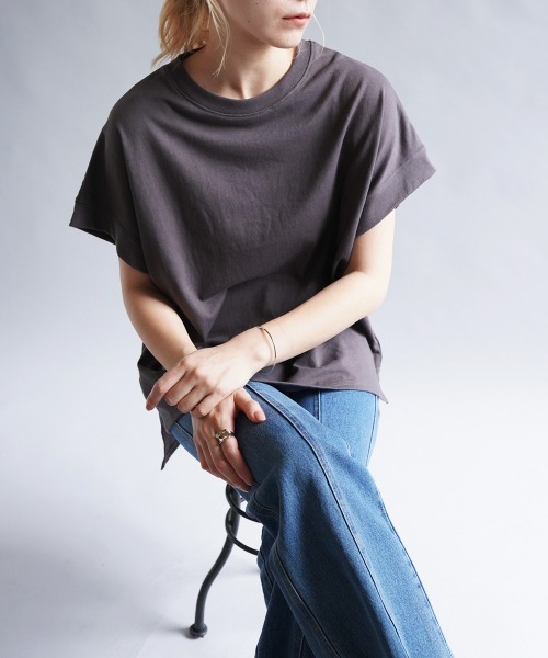 Bou Jeloud(ブージュルード)の「フレンチスリーブTOPS(Tシャツ/カットソー・レディース・チャコールグレー/オフホワイト/ブルー/グレイッシュベージュ・FREE)」の2枚目の写真