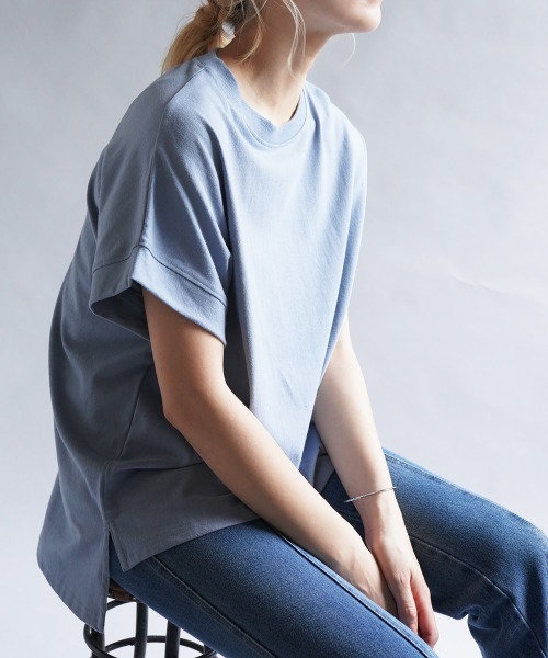 Bou Jeloud(ブージュルード)の「フレンチスリーブTOPS(Tシャツ/カットソー・レディース・チャコールグレー/オフホワイト/ブルー/グレイッシュベージュ・FREE)」の4枚目の写真