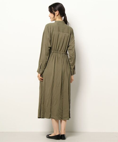 NICOLE white（ニコルホワイト）の「ポケット付 ウエストドロストワンピース（ワンピース・レディース・チャコールグレー/カーキ・FREE）」の3枚目の写真