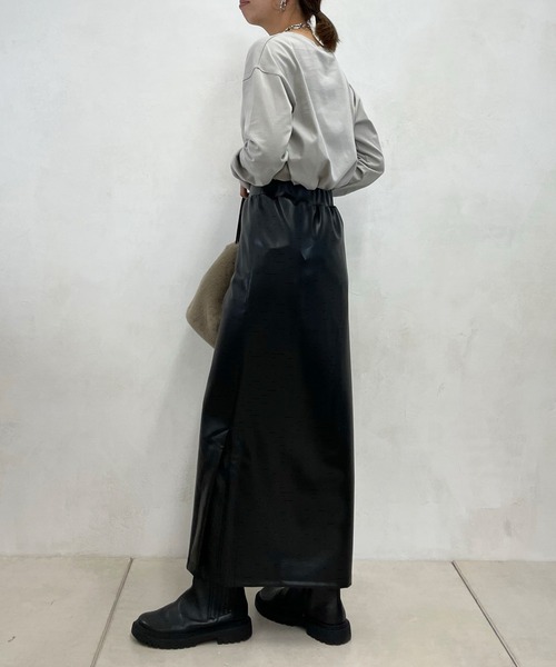 DouDou（ドゥドゥ）の「フェイクレザータイトスカート（スカート・レディース・ブラック/グレイッシュベージュ・FREE）」の11枚目の写真