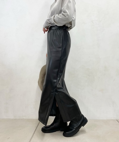 DouDou（ドゥドゥ）の「フェイクレザータイトスカート（スカート・レディース・ブラック/グレイッシュベージュ・FREE）」の3枚目の写真