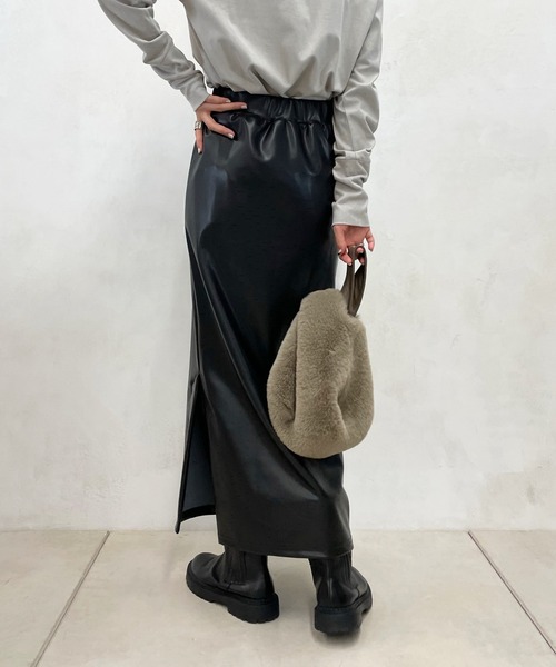 DouDou（ドゥドゥ）の「フェイクレザータイトスカート（スカート・レディース・ブラック/グレイッシュベージュ・FREE）」の9枚目の写真