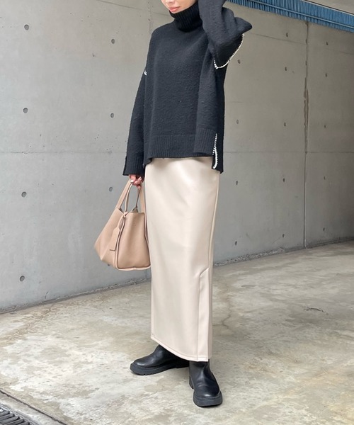 DouDou（ドゥドゥ）の「フェイクレザータイトスカート（スカート・レディース・ブラック/グレイッシュベージュ・FREE）」の12枚目の写真