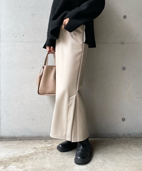 DouDou（ドゥドゥ）の「フェイクレザータイトスカート（スカート・レディース・ブラック/グレイッシュベージュ・FREE）」の10枚目の写真