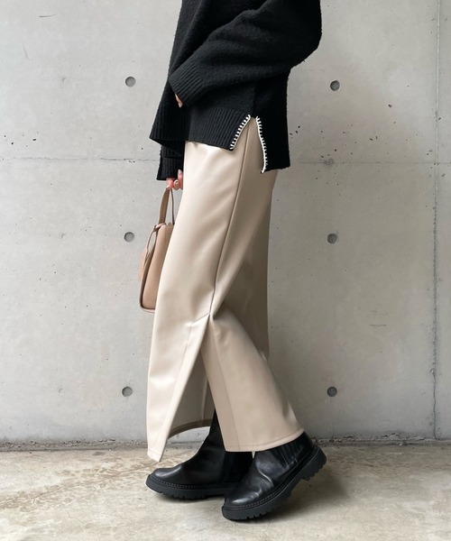 DouDou（ドゥドゥ）の「フェイクレザータイトスカート（スカート・レディース・ブラック/グレイッシュベージュ・FREE）」の5枚目の写真