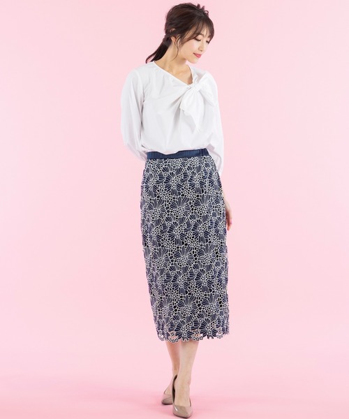 Rose Tiara（ローズティアラ）の「変形リボンブラウス（シャツ/ブラウス・レディース・ネイビー/オフホワイト・46/42/38）」の4枚目の写真