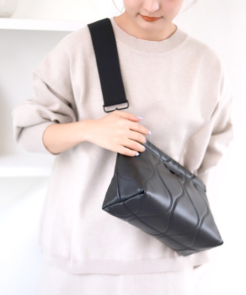 SLOBE IENA(スローブイエナ)の「【LE VERNIS/ル・ベルニ】キルティングクラッチ◆(ショルダーバッグ・レディース・ブラック/カーキ・FREE)」の3枚目の写真