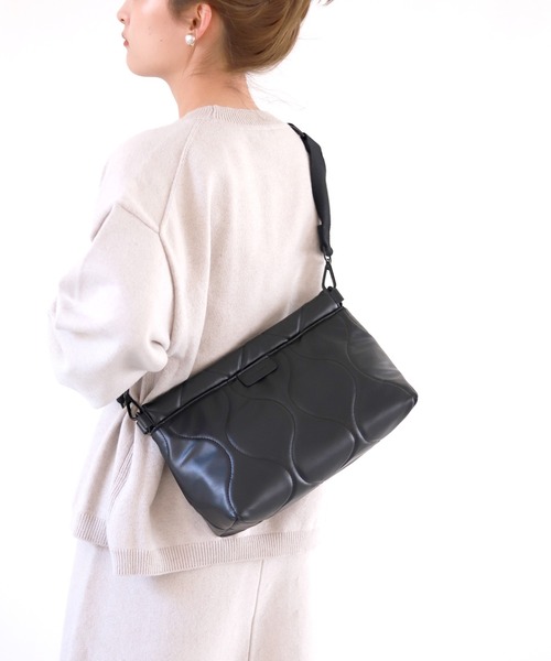 SLOBE IENA(スローブイエナ)の「【LE VERNIS/ル・ベルニ】キルティングクラッチ◆(ショルダーバッグ・レディース・ブラック/カーキ・FREE)」の20枚目の写真