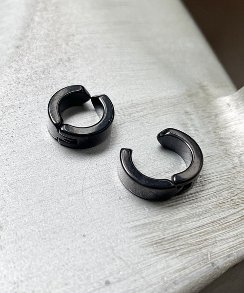 SPINNS（スピンズ）の「【人気No.1！】メタルミニフープイヤリング（イヤリング・レディース・ブラック/シルバー・ONESIZE）」の2枚目の写真