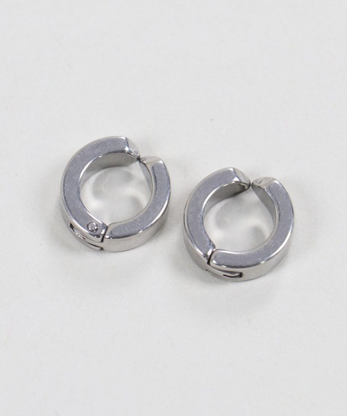 SPINNS（スピンズ）の「【人気No.1！】メタルミニフープイヤリング（イヤリング・レディース・ブラック/シルバー・ONESIZE）」の4枚目の写真
