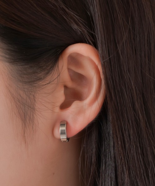 SPINNS（スピンズ）の「【人気No.1！】メタルミニフープイヤリング（イヤリング・レディース・ブラック/シルバー・ONESIZE）」の7枚目の写真