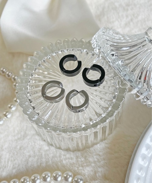 SPINNS（スピンズ）の「【人気No.1！】メタルミニフープイヤリング（イヤリング・レディース・ブラック/シルバー・ONESIZE）」の10枚目の写真