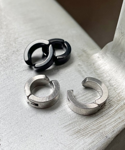 SPINNS（スピンズ）の「【人気No.1！】メタルミニフープイヤリング（イヤリング・レディース・ブラック/シルバー・ONESIZE）」の9枚目の写真