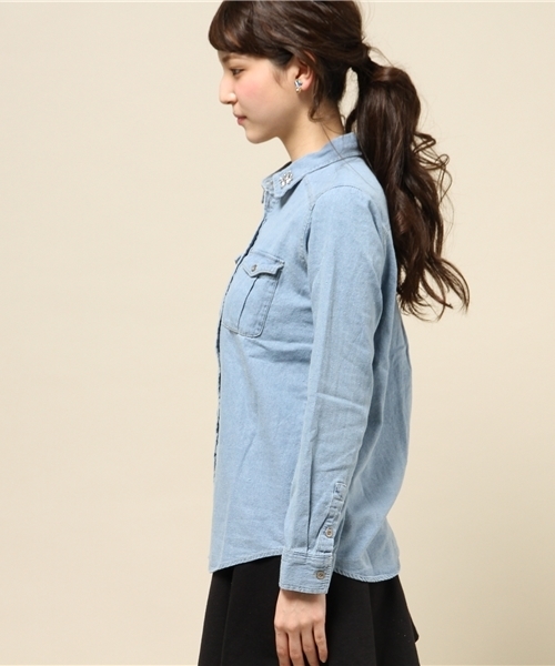 INGNI（イング）の「【6/19ヒルナンデスご紹介商品】装飾付デニム/シャツ-2015SS-（シャツ/ブラウス・レディース・ブルー/ブルー系その他・MEDIUM）」の4枚目の写真