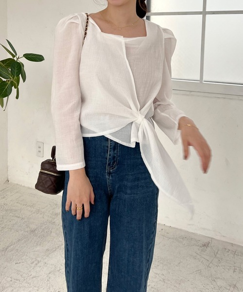 Lamoa（ラモア）の「Lamoa/スクエアネック フロントデザイン ブラウス（シャツ/ブラウス・レディース・ホワイト/ブラック/ブラウン・MEDIUM/LARGE）」の2枚目の写真