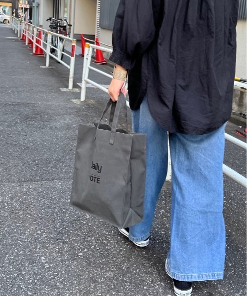 Daily russet(デイリー ラシット)の「【撥水キャンバス】アイコントートバッグ(M)(トートバッグ・レディース・ブラック/ベージュ/ブルー/グリーン/サーモンピンク/チャコール・FREE)」の7枚目の写真