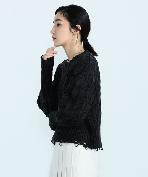 fredy emue(フレディエミュ)の「ケーブル柄ダメージニット(ニット/セーター・レディース・チャコールグレー/パープル/アイボリー・38)」の16枚目の写真