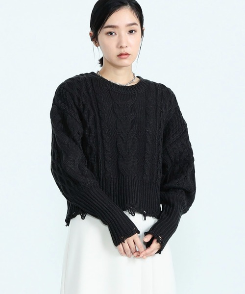 fredy emue(フレディエミュ)の「ケーブル柄ダメージニット(ニット/セーター・レディース・チャコールグレー/パープル/アイボリー・38)」の3枚目の写真