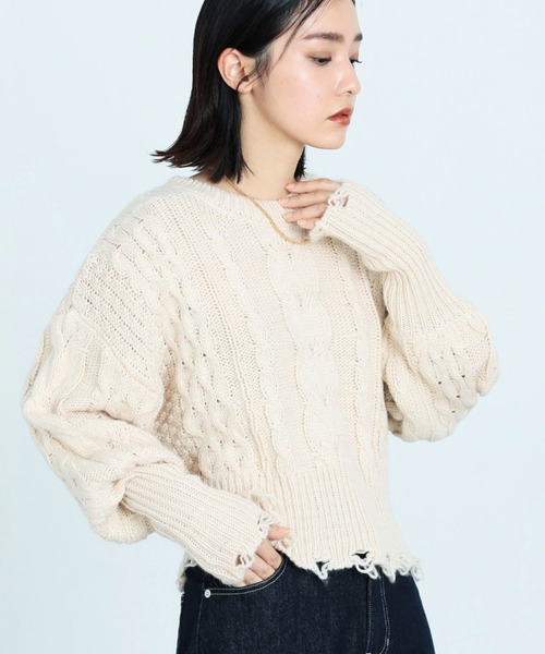 fredy emue(フレディエミュ)の「ケーブル柄ダメージニット(ニット/セーター・レディース・チャコールグレー/パープル/アイボリー・38)」の2枚目の写真