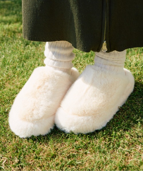 BLONDEY（ブロンディ）の「フェイクファーボリュームサンダル（サンダル・レディース・ブラック/アイボリー/モカ・MEDIUM/LARGE）」の2枚目の写真