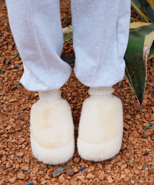 BLONDEY（ブロンディ）の「フェイクファーボリュームサンダル（サンダル・レディース・ブラック/アイボリー/モカ・MEDIUM/LARGE）」の9枚目の写真