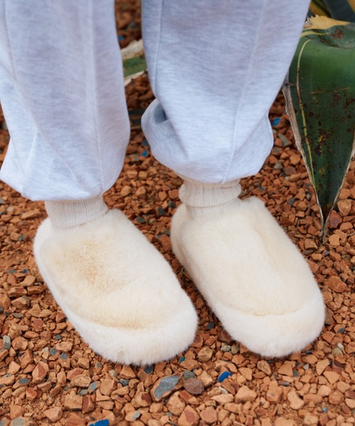 BLONDEY（ブロンディ）の「フェイクファーボリュームサンダル（サンダル・レディース・ブラック/アイボリー/モカ・MEDIUM/LARGE）」の10枚目の写真