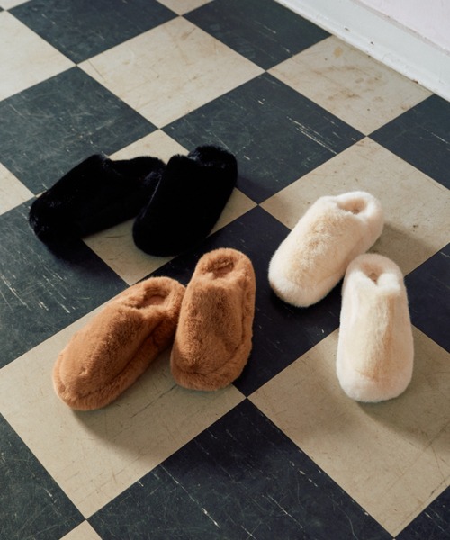 BLONDEY（ブロンディ）の「フェイクファーボリュームサンダル（サンダル・レディース・ブラック/アイボリー/モカ・MEDIUM/LARGE）」の4枚目の写真