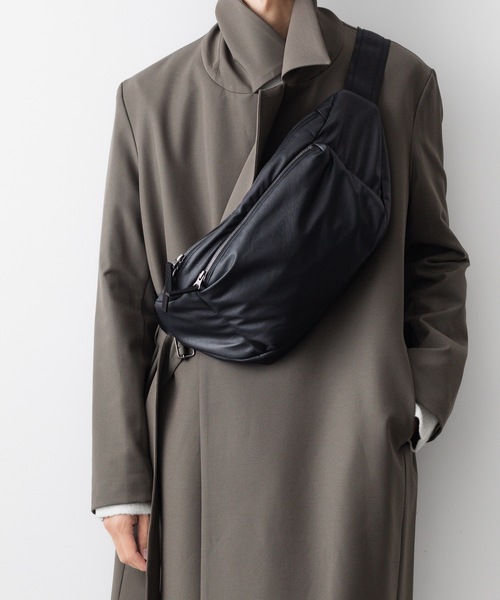 ATTACHMENT（アタッチメント）の「シンセティックレザー ウエストバッグ / SYNTHETIC LEATHER WAIST BAG（ボディバッグ/ウエストポーチ・メンズ・ブラック・FREE）」の2枚目の写真