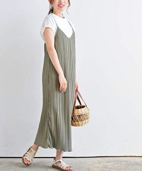 rps（アールピーエス）の「カットプリーツキャミワンピース（ワンピース・レディース・ブラウン/ブラック/グレイッシュブルー/グリーン/グレイッシュベージュ/ブラック系その他3/ネイビー/ブラック系その他2/ライトカーキ/カーキ/モカ/チャコールグレー・フリー）」の8枚目の写真