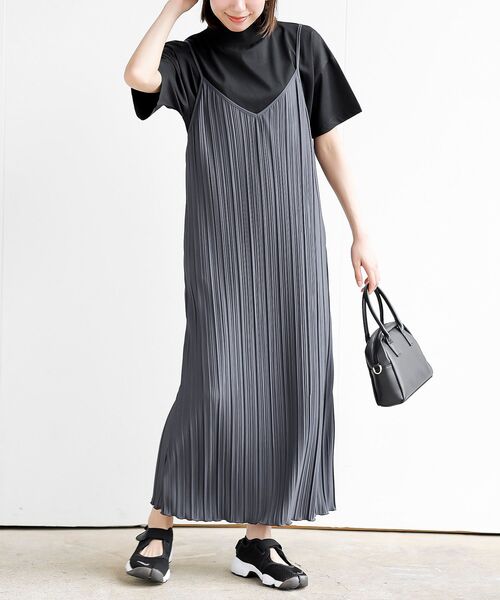 rps（アールピーエス）の「カットプリーツキャミワンピース（ワンピース・レディース・ブラウン/ブラック/グレイッシュブルー/グリーン/グレイッシュベージュ/ブラック系その他3/ネイビー/ブラック系その他2/ライトカーキ/カーキ/モカ/チャコールグレー・フリー）」の4枚目の写真