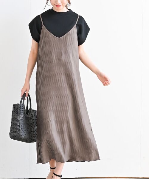 rps（アールピーエス）の「カットプリーツキャミワンピース（ワンピース・レディース・ブラウン/ブラック/グレイッシュブルー/グリーン/グレイッシュベージュ/ブラック系その他3/ネイビー/ブラック系その他2/ライトカーキ/カーキ/モカ/チャコールグレー・フリー）」の6枚目の写真