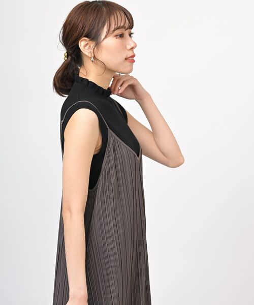 rps（アールピーエス）の「カットプリーツキャミワンピース（ワンピース・レディース・ブラウン/ブラック/グレイッシュブルー/グリーン/グレイッシュベージュ/ブラック系その他3/ネイビー/ブラック系その他2/ライトカーキ/カーキ/モカ/チャコールグレー・フリー）」の14枚目の写真